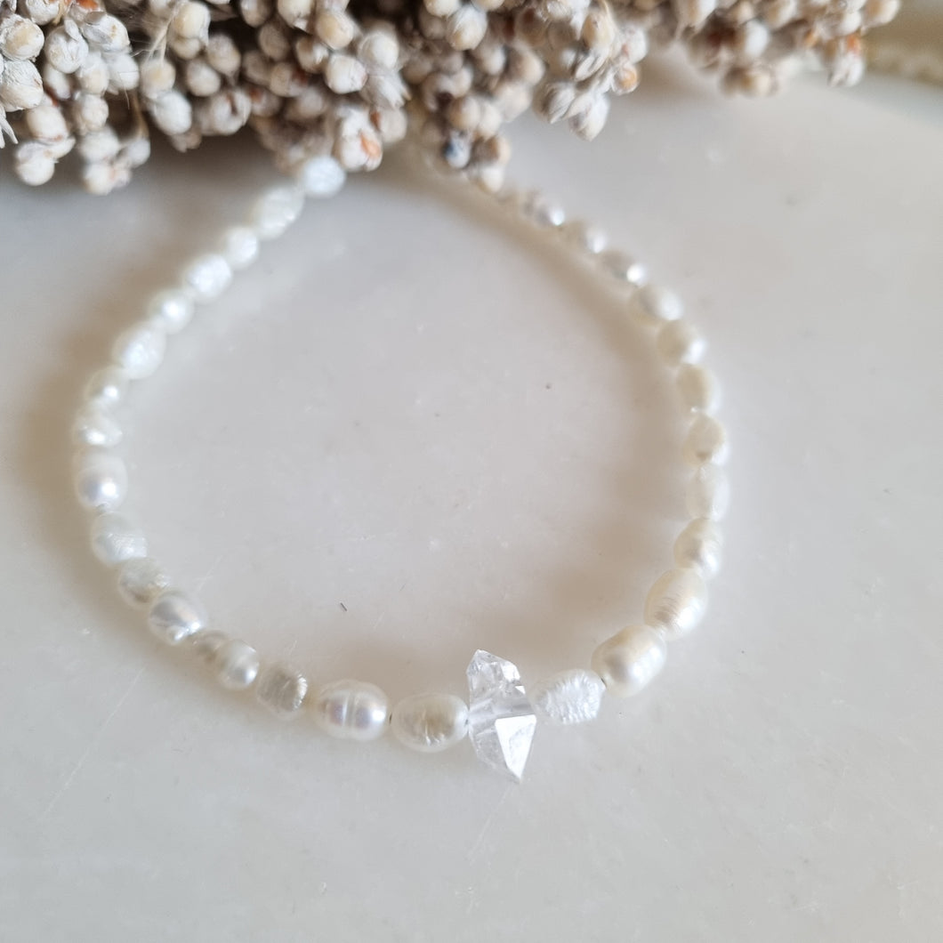 Freshwater pearls bracelet with herkimer diamond